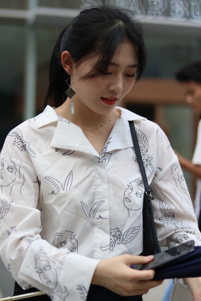 实拍街边美女,感觉很真实,自然美