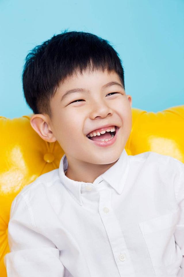 胡可带两个儿子拍写真,小鱼儿表情喜感,安吉新牙没长全依然帅气