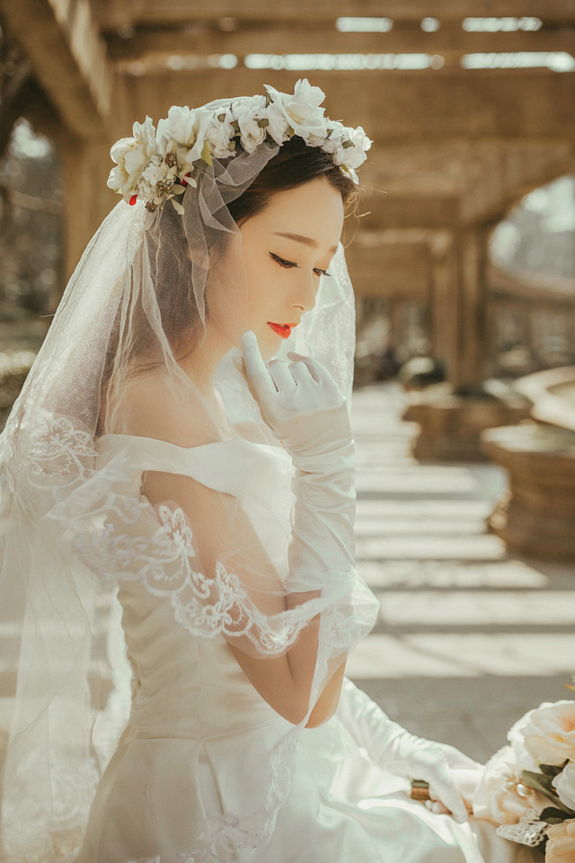 最美的浪漫婚纱美女户外鸽子飞舞笑容娇艳迷人写真集