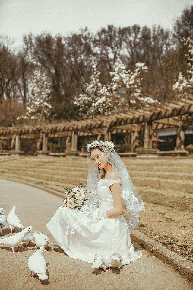 最美的浪漫婚纱美女户外鸽子飞舞笑容娇艳迷人写真集