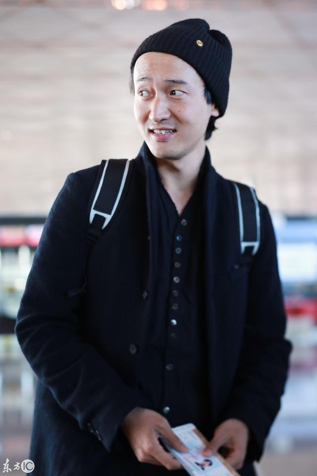 《爱情公寓》王传君素颜外出,网友:这大叔形象与剧中差距太大呀