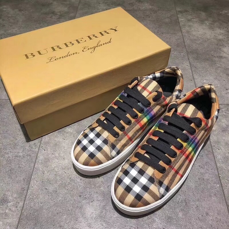 Burberry巴宝莉彩虹鞋让你这个春夏魅力四射!