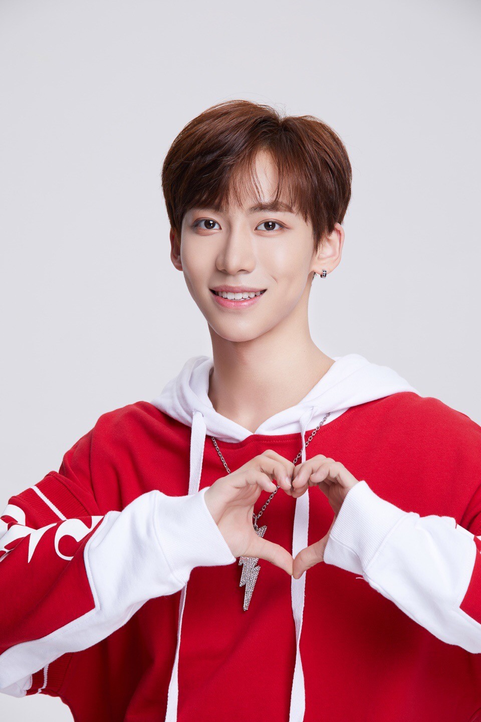 黄明昊(justin),朱正廷,毕雯珺,丁泽仁,李权哲,黄新淳七人被大众所