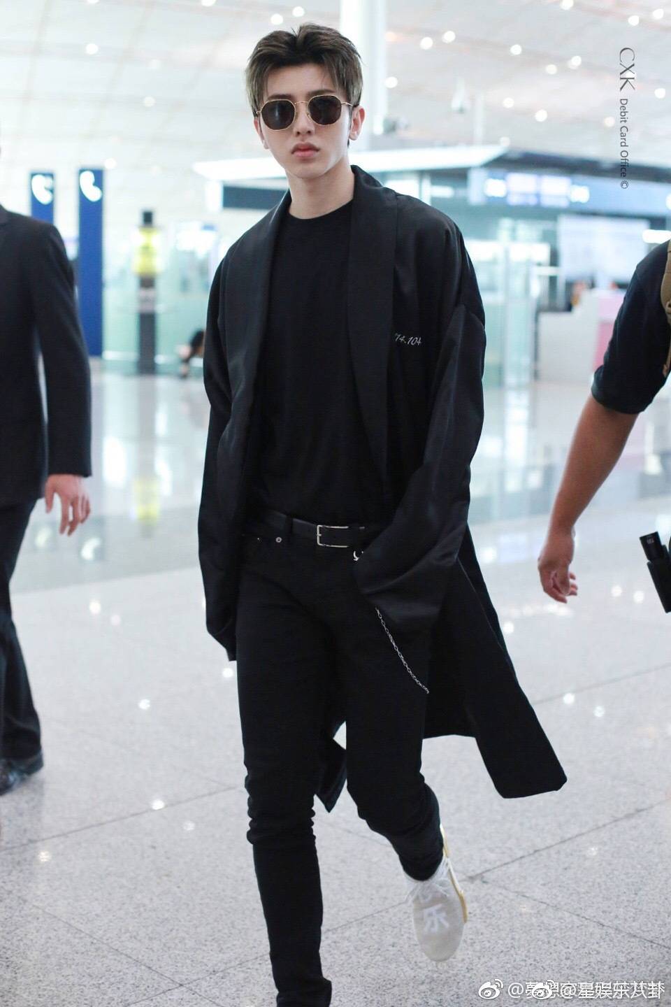 前往芬兰,墨镜加上黑色风衣