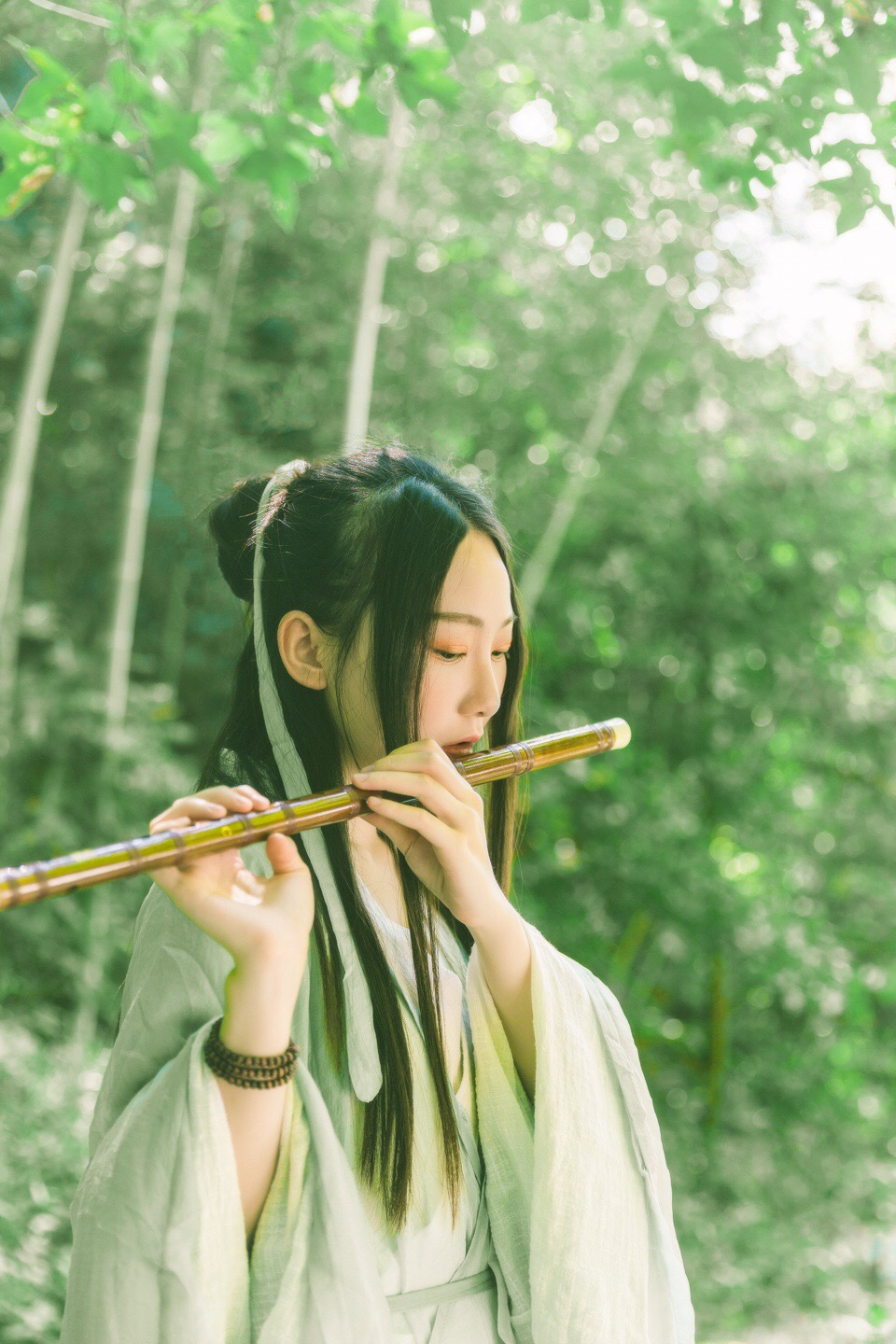 你回眸一笑如诗你笙歌一曲成文几笔添成青衣美人妆