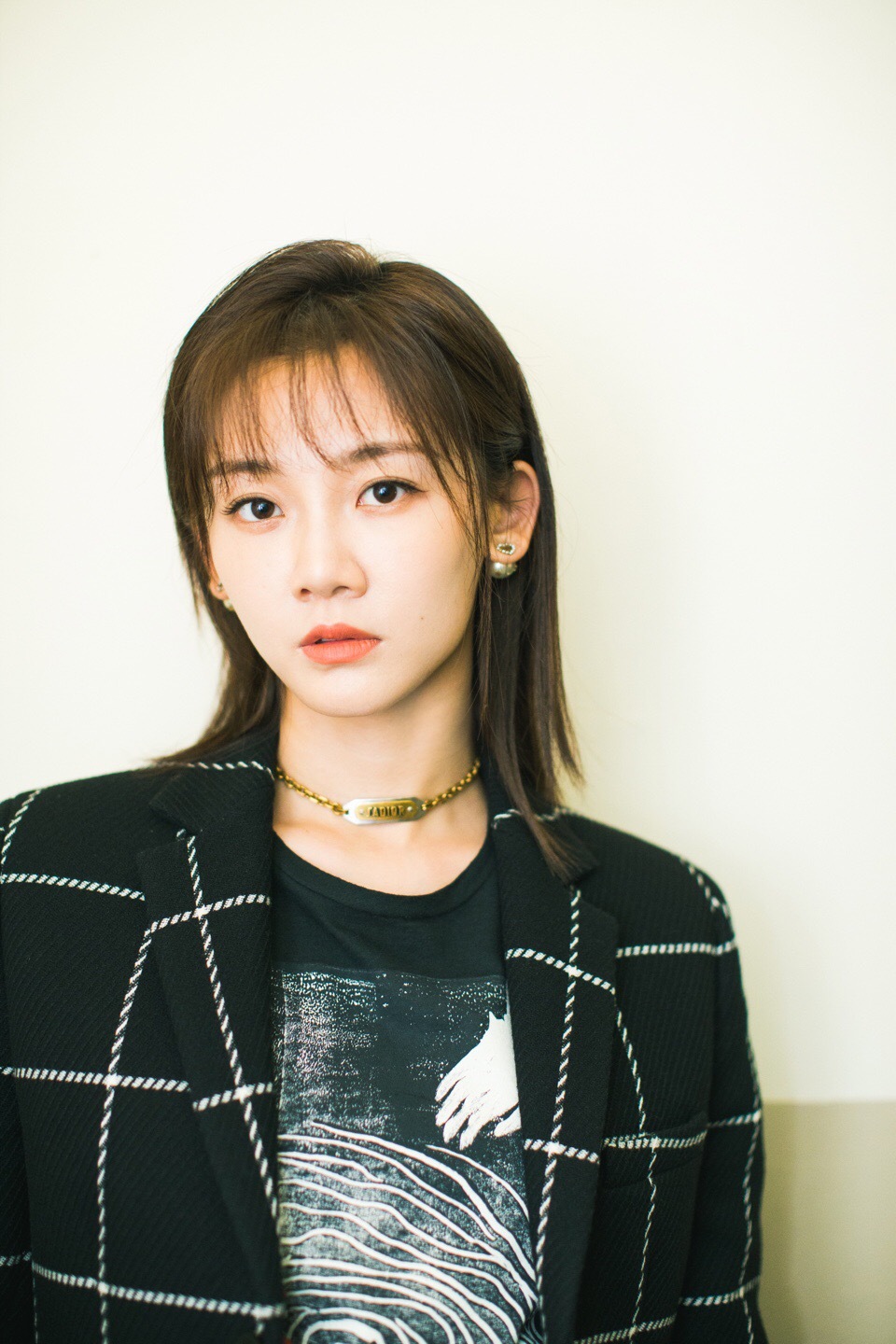 时髦披肩短发搭配优雅复古look,俨然一位行走都市的摩登女郎