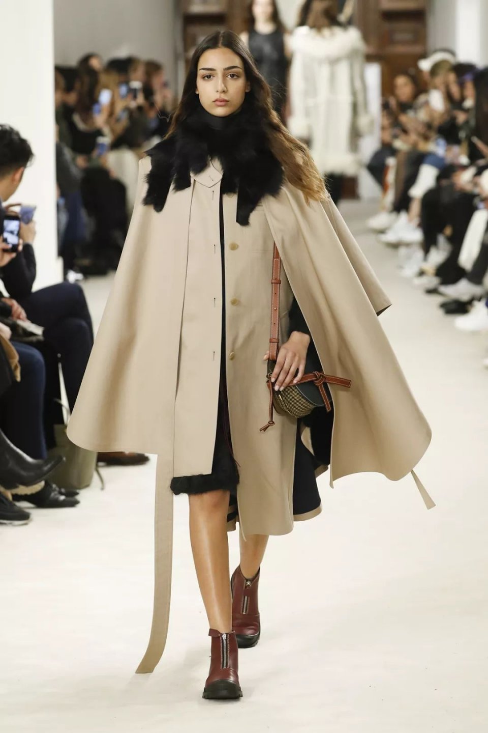 一件斗篷外套就解决!|斗篷|大衣|披风_新浪新闻