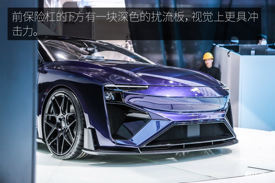 续航1200km 的赛道级电动跑车 爱驰 rg 静态体验