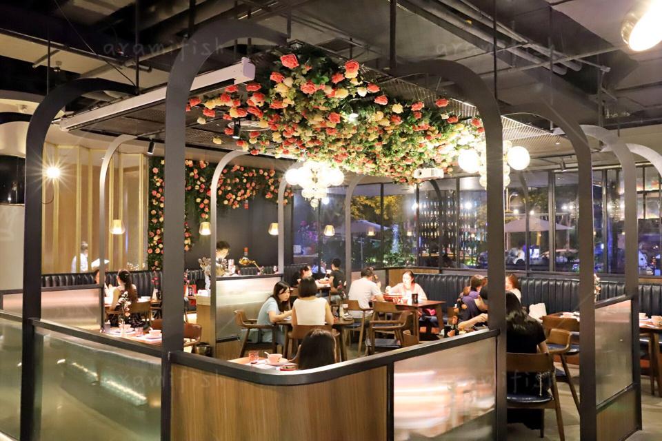 截然不同的两种菜系, 在这个花房一样的餐厅里, 会有怎样的邂逅呢