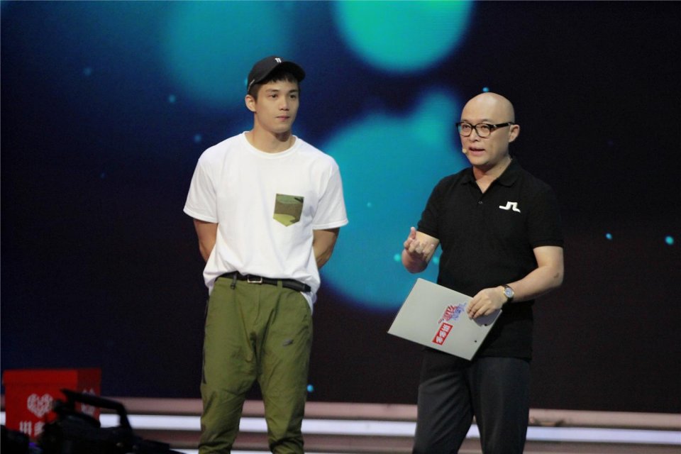 《非诚勿扰》热议"沟通"话题 明星脸男嘉宾登场 女嘉宾争相告白