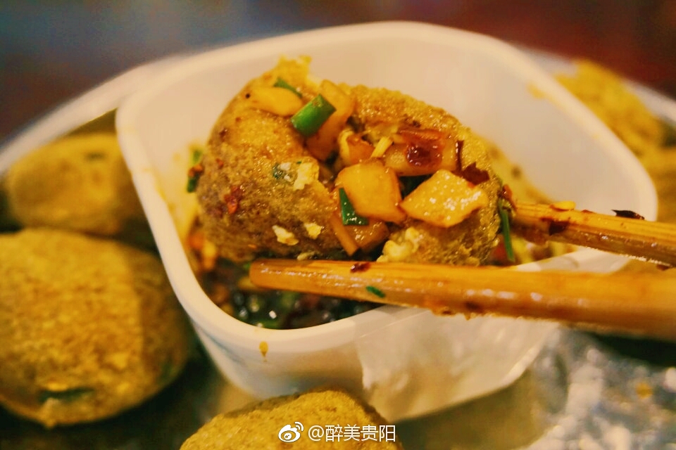青岩古镇,是集历史文化与美景美食为一体的,青岩有名的小吃豆腐圆子