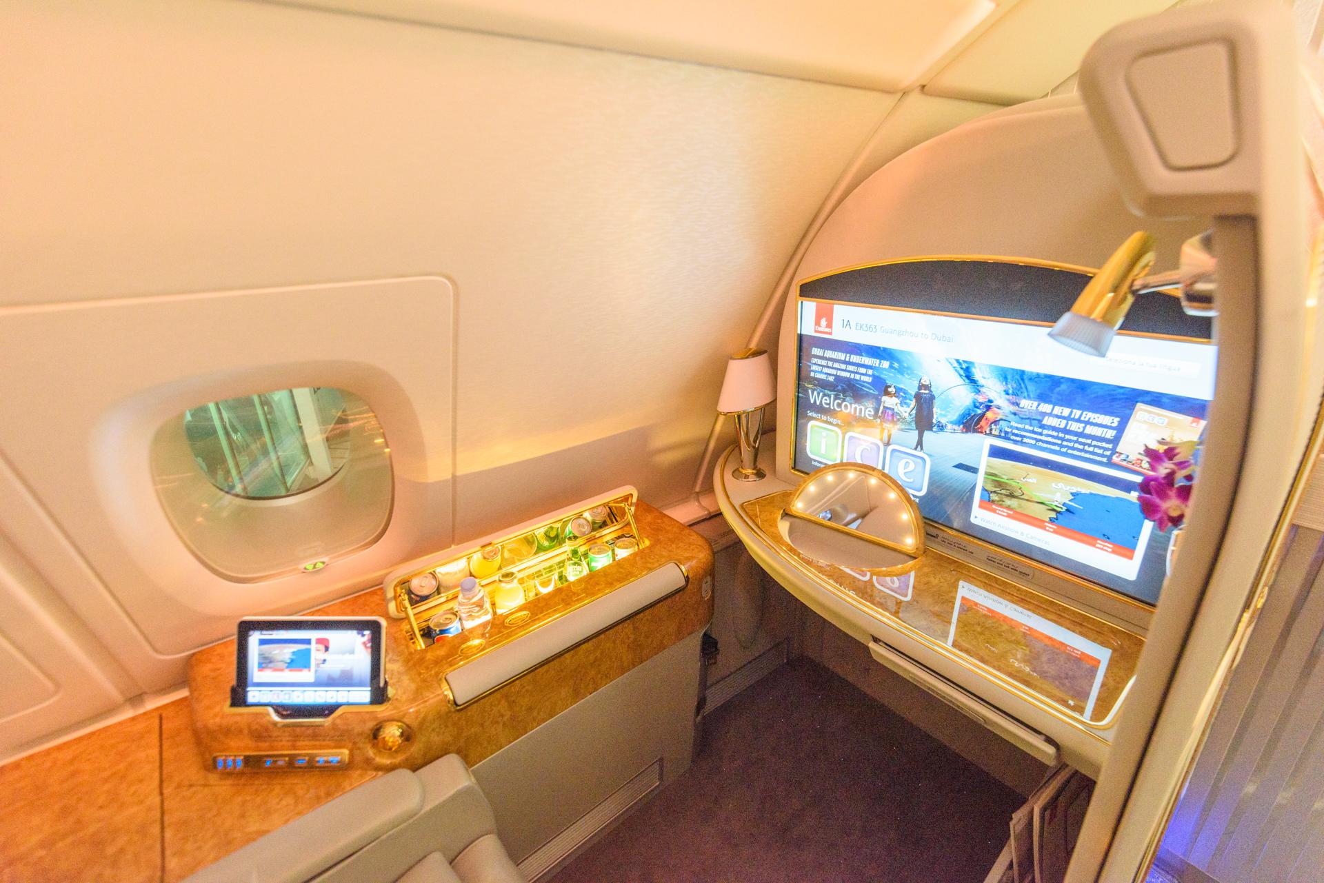 抵达阿联酋迪拜机场,阿联酋航空空中巨无霸客机a380.