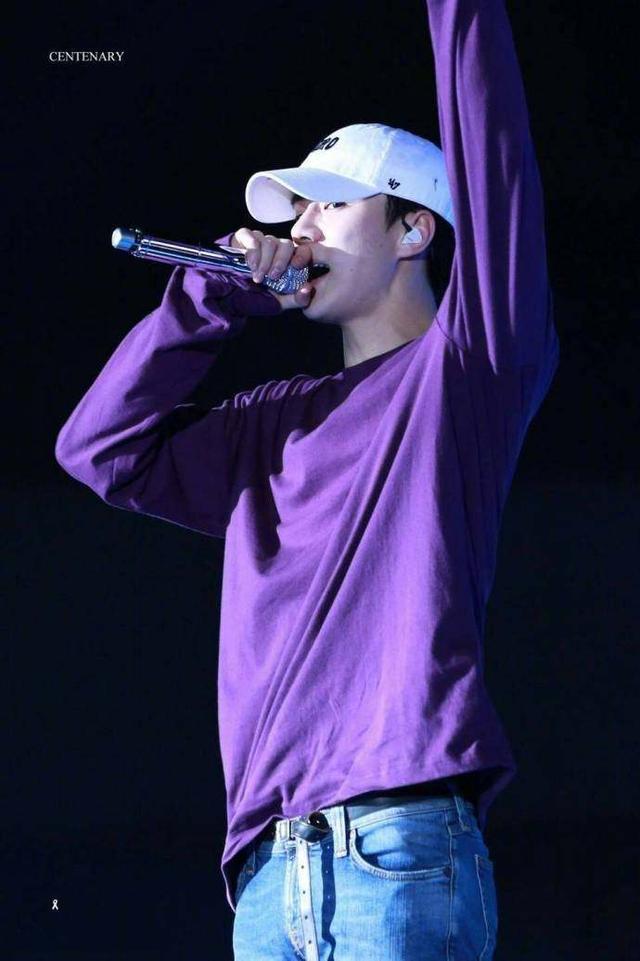 吴世勋穿紫色衣服真的特别好看,简直是行走的画报!