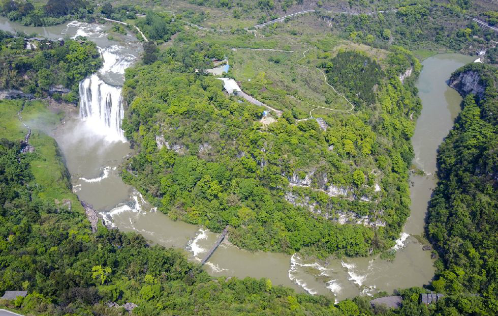 航拍贵州黄果树大瀑布的五一节,很是美丽,收入2,36亿