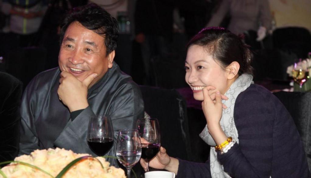 68岁姜昆近照, 与老婆结婚41年恩爱惹人羡, 女儿长得一言难尽