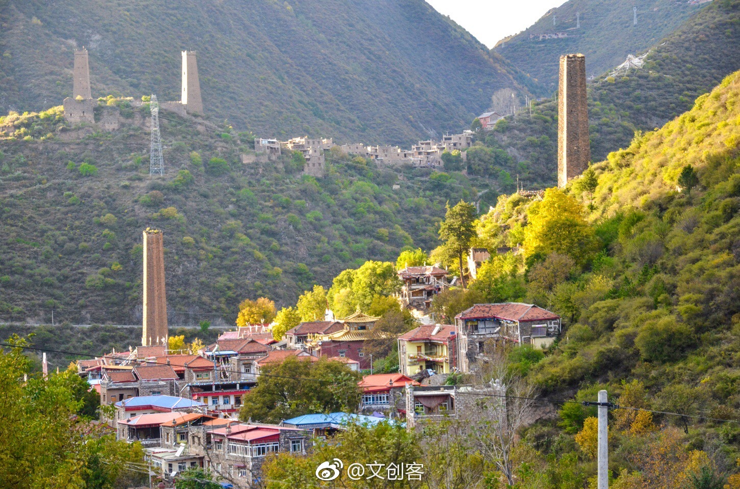 阿坝州马尔康市松岗镇看到依山而建的碉楼