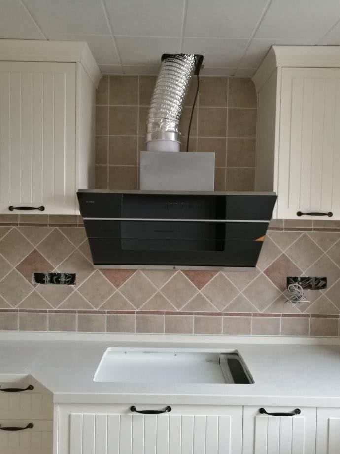 为什么都说油烟机排风管走吊顶好,但业主还是要走吊柜?纠结