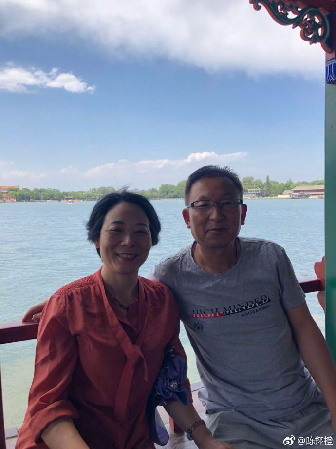 陈翔抽空陪爸妈逛北京,一家三口穿着休闲朴素,毫无明星家庭包袱