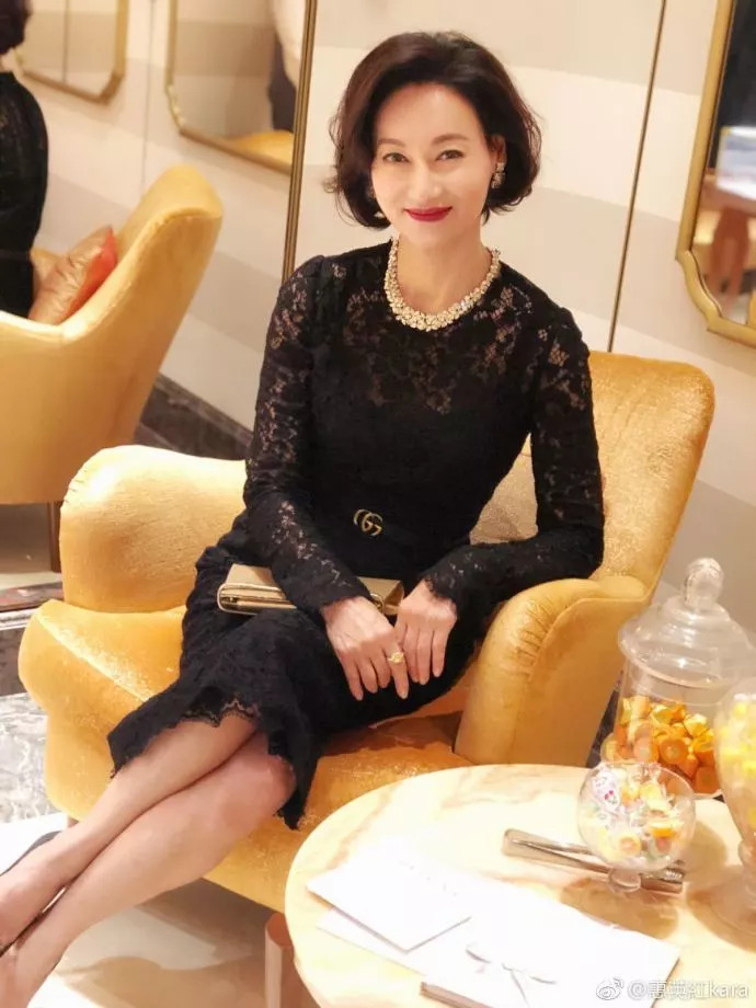 58岁惠英红未ps照曝光,一袭黑衫满面红光,比53岁刘嘉玲都有气质