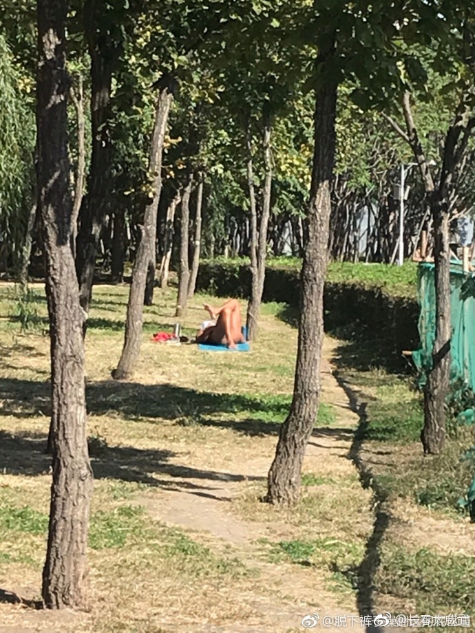 网友爆料长春街头现天体浴场光溜溜的脑袋光溜溜的屁股