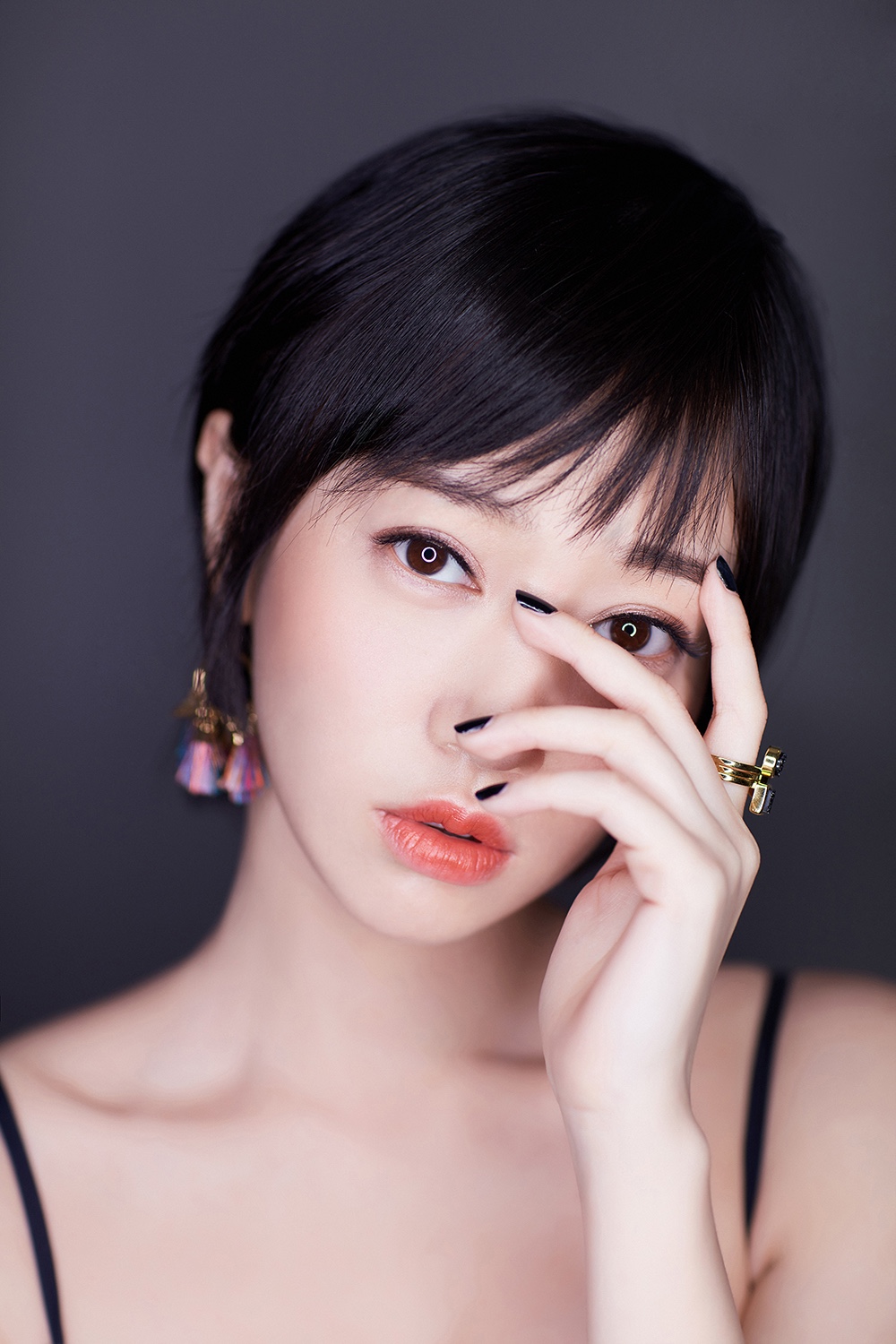 演员陈昊明亮相上海时装周展现超强时尚驾驭力