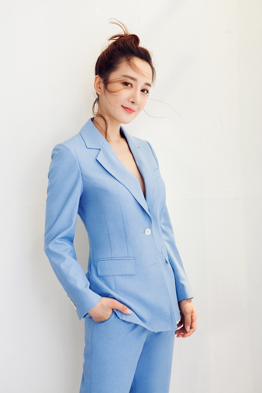 李依晓魅力西装造型曝光简单干练气质优雅