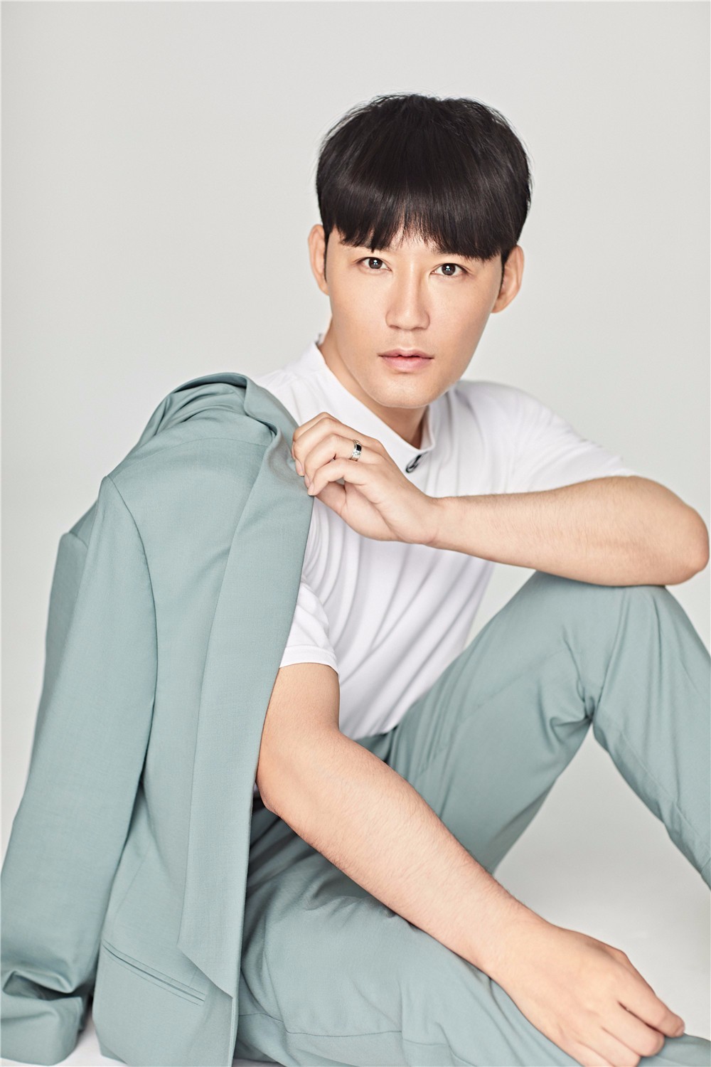 高凯元西装组图上线 蓝白套装也能帅skr人