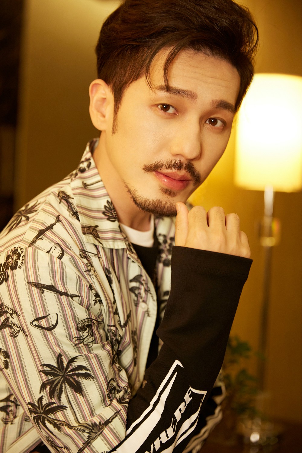 换脸boy白宇酷潮亮相 解锁新造型