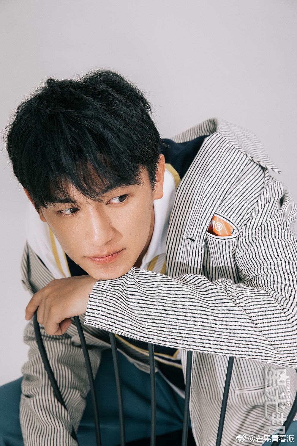 近日,演员@杨旭文 最新杂志照曝光,多种look轻松驾驭,彰显魅力