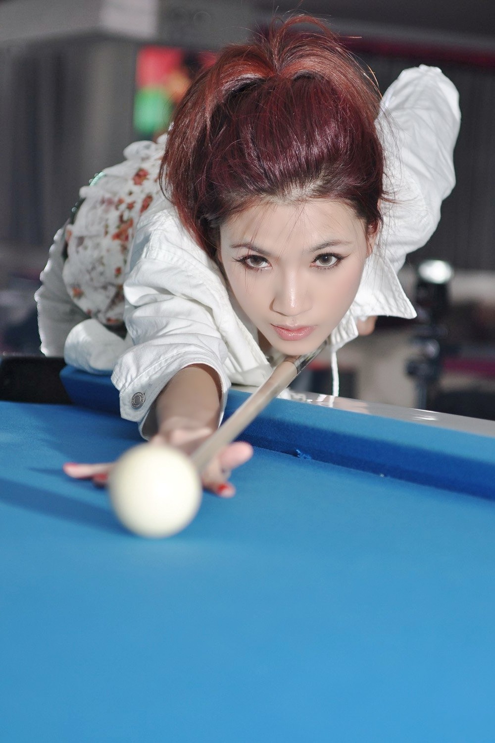 一个喜欢体育的时尚台球美女姑娘