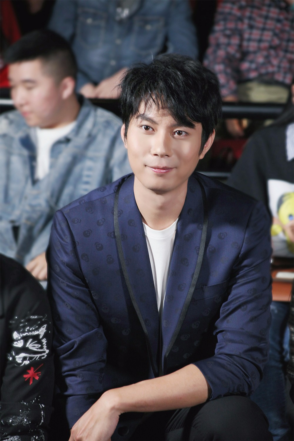 艾伦出席电影《李茶的姑妈》首映礼 深色西装彰显帅气形象