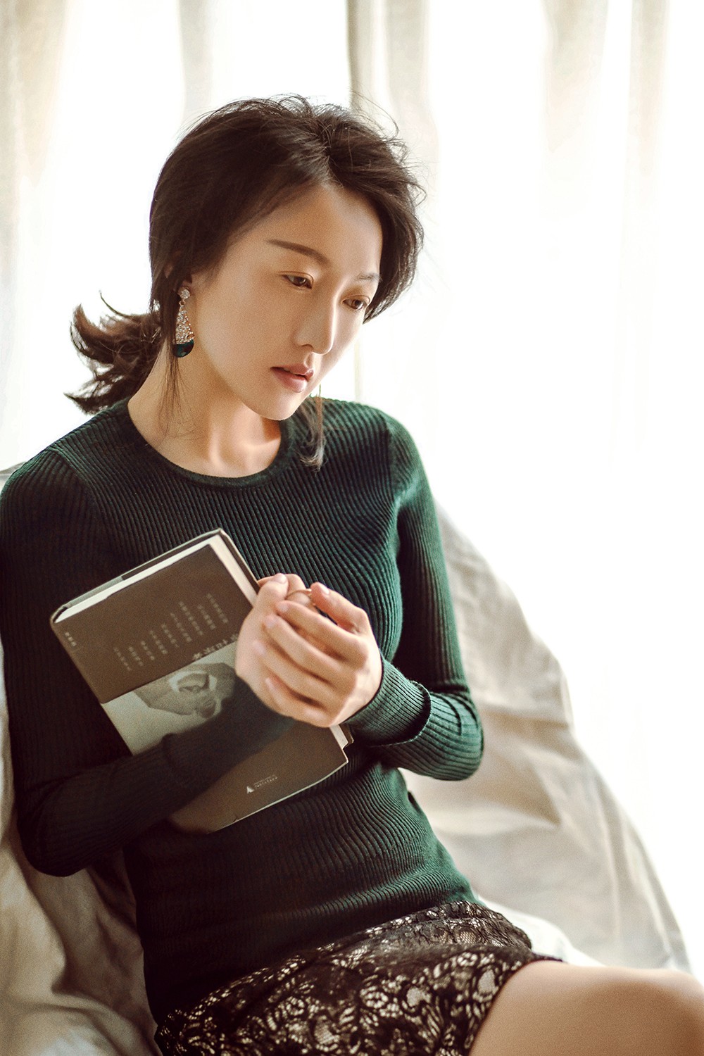 何晴冬日知性写真曝光 优雅娴静气质卓群