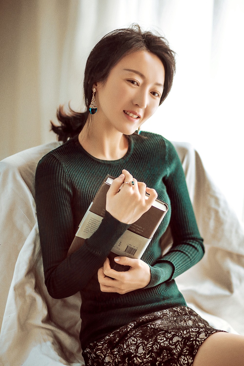 何晴冬日知性写真曝光 优雅娴静气质卓群