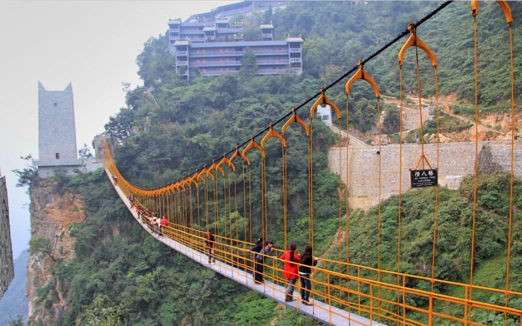 綿陽北川羌族自治縣境內,為中國西南第一大高山溶洞,中國西部旅遊名洞