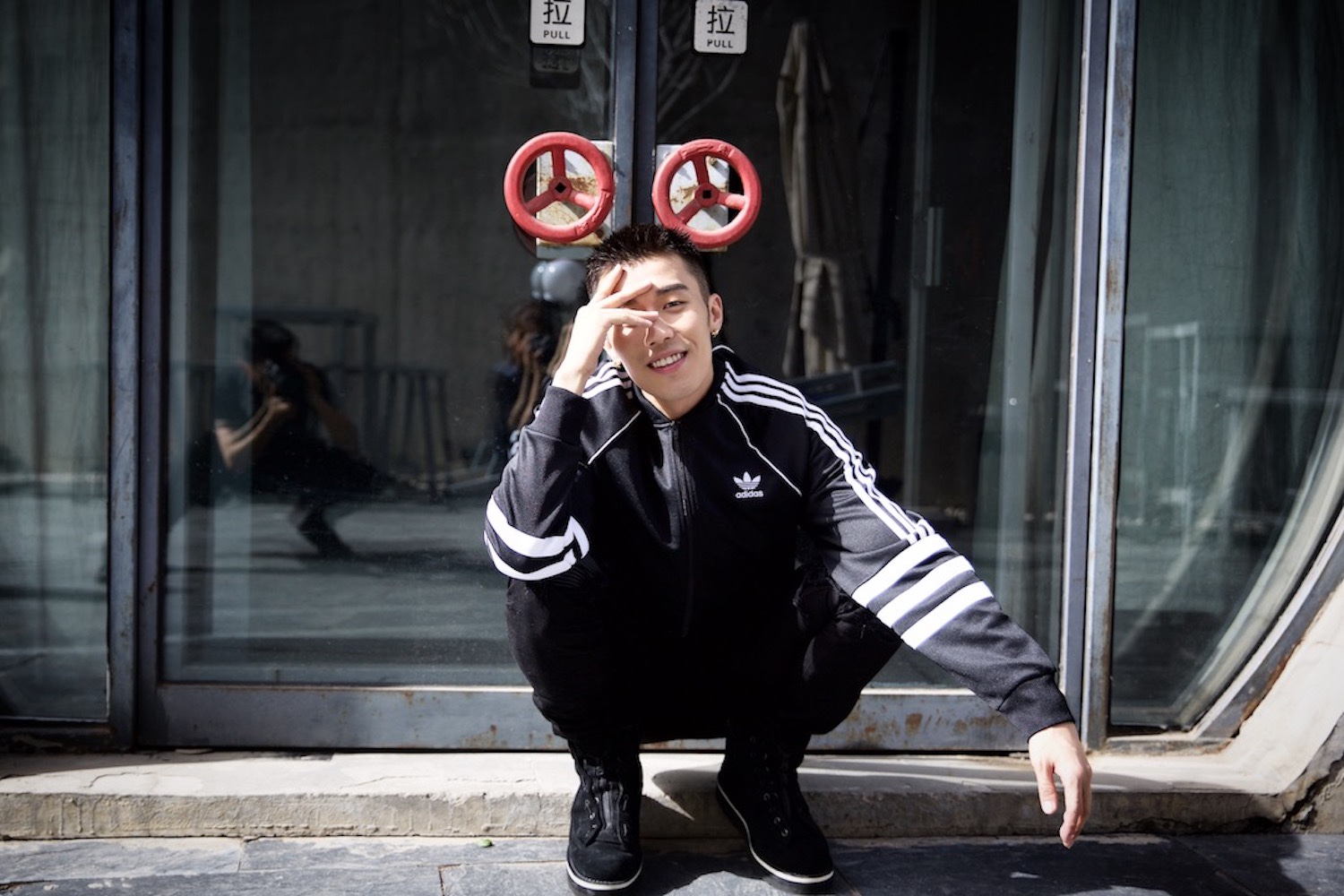 周游亮相活动 清爽有力运动风十足