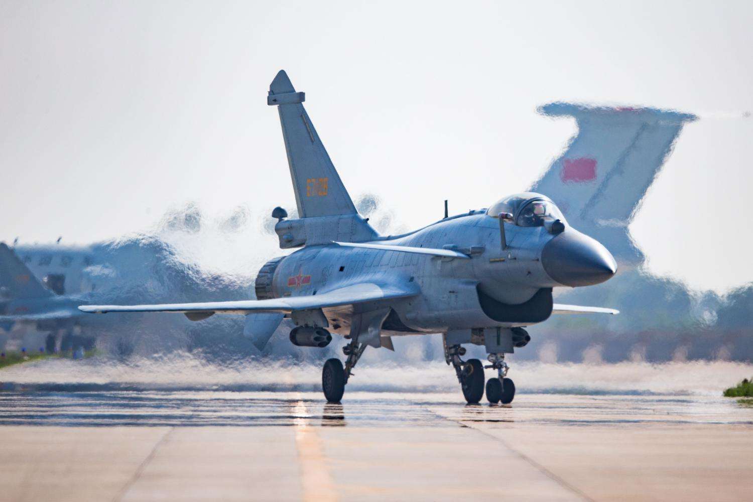 歼-10c随着科技的进步,各类新式装备在我们周围层出不穷.