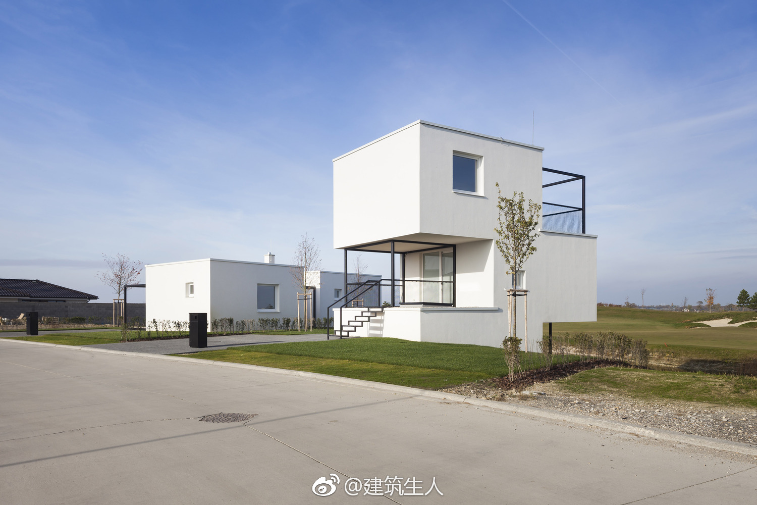 建筑以三个立方体为细胞,进行了组织与拼叠,并以虚实结合的手法,设计