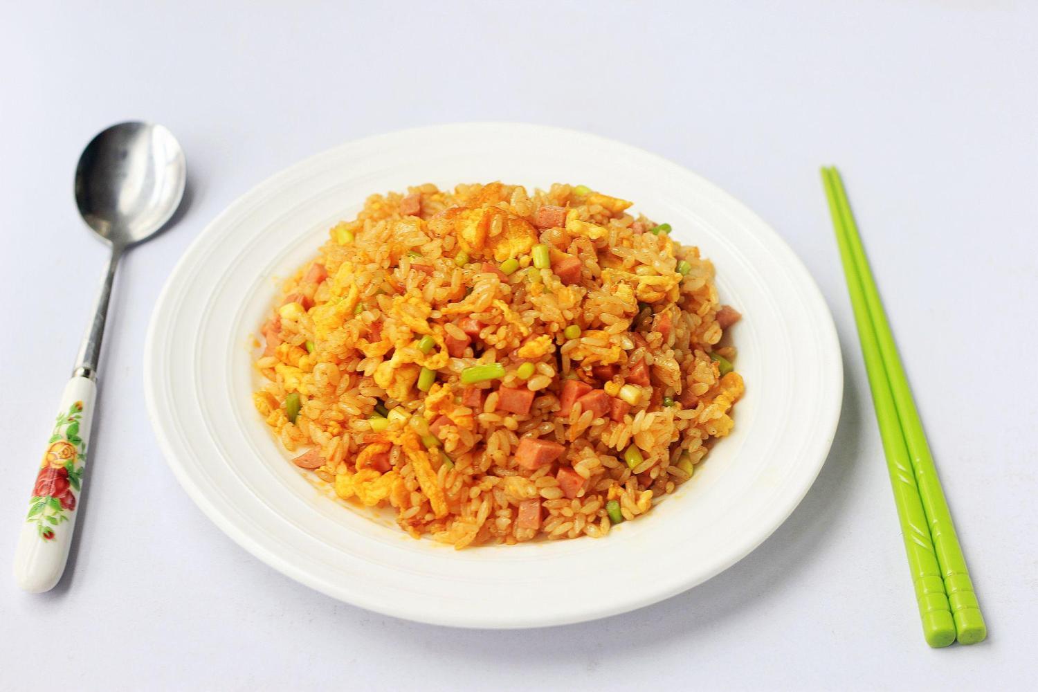 蛋炒饭怎么炒的好吃又颜色红润只加几克它粒粒开胃又香浓