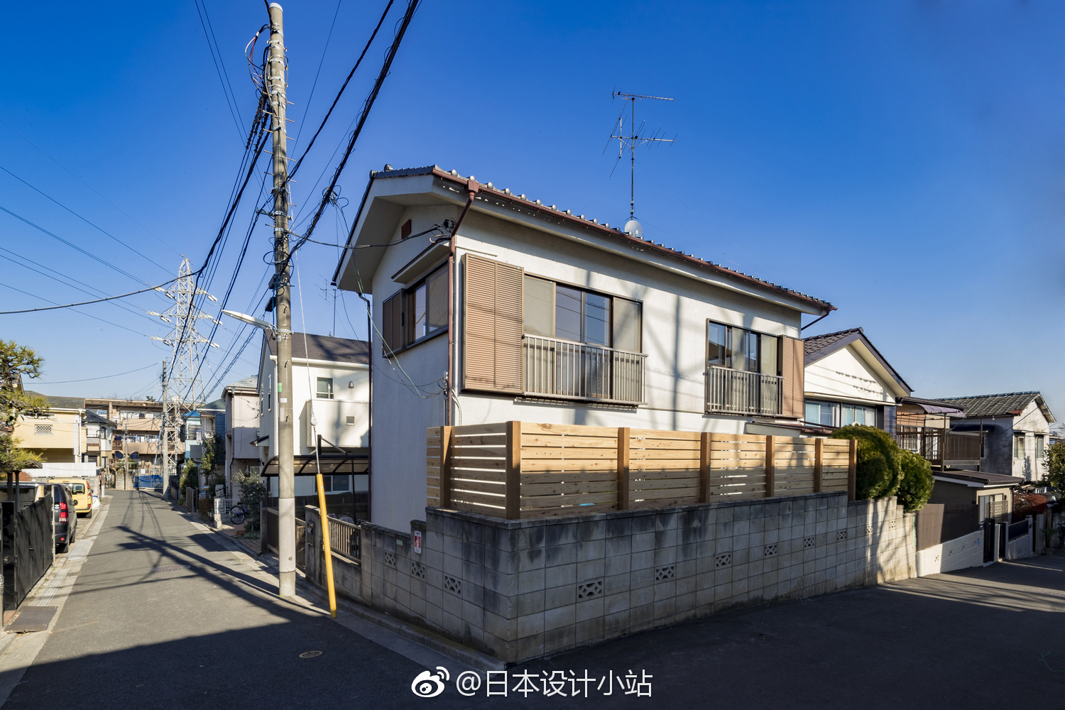 位于东京的典型住宅区的一座被改造的40年前老屋