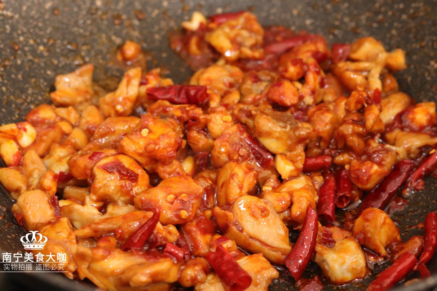 青椒和这食材一起炒, 麻辣鲜香好下饭, 保证让你吃一次就上瘾