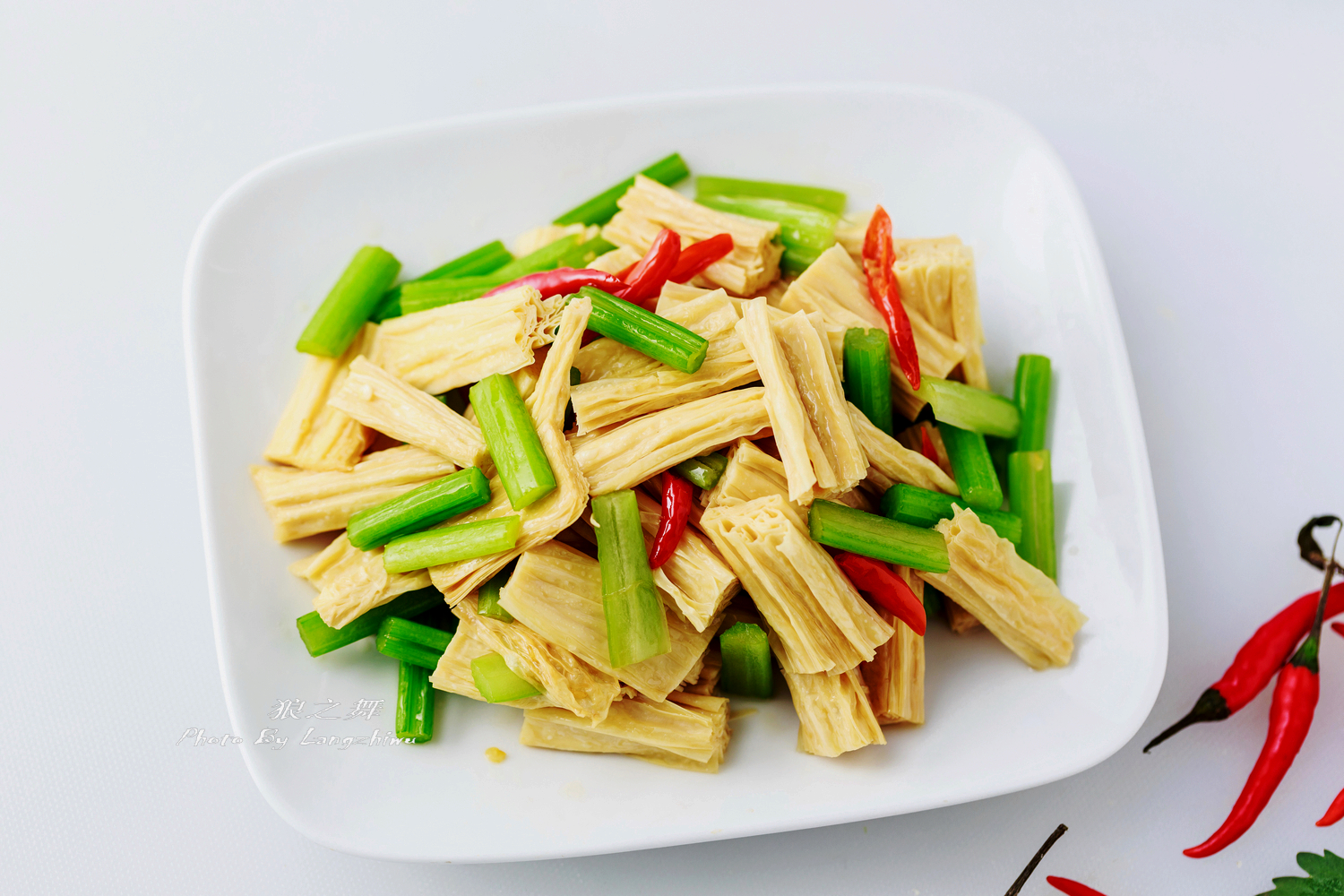 芹菜炒腐竹,高蛋白低脂肪,营养补钙比肉香!