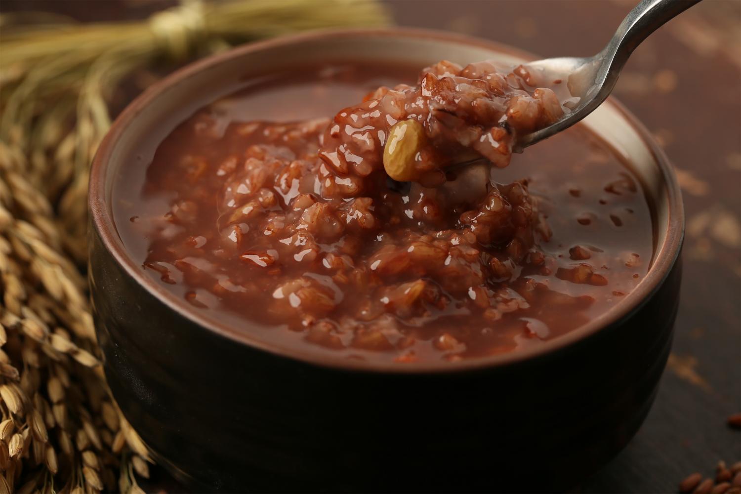 早餐主题:喝出好气色 主食:葡萄干司康 玉米 荷包蛋 养生粥: 红米粥