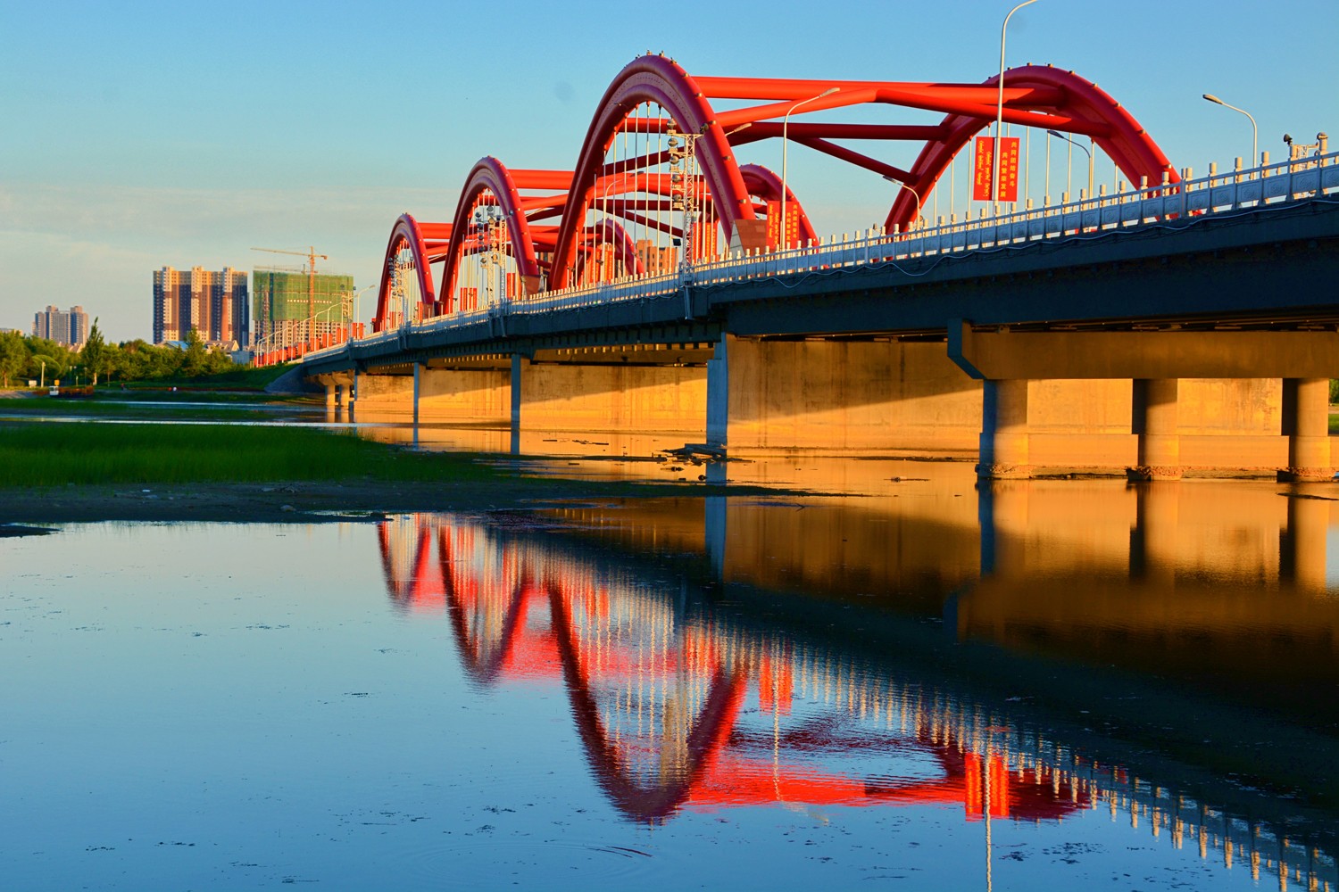 夕阳的金光穿过通辽市辽河公园彩虹桥,原创摄影