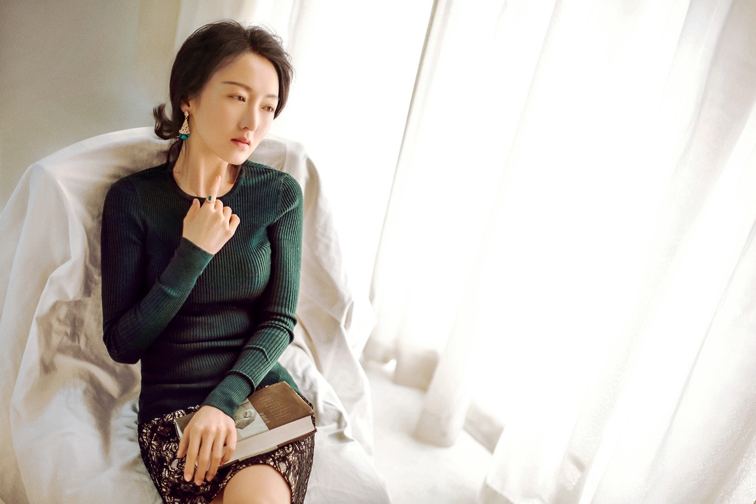 何晴冬日知性写真曝光 优雅娴静气质卓群