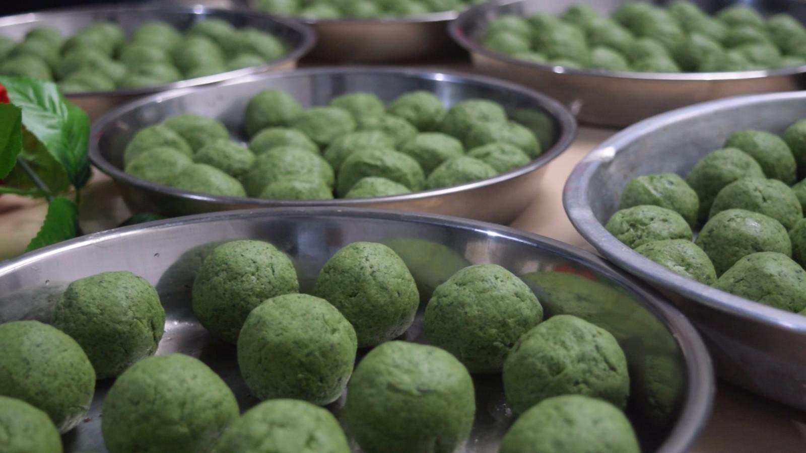 4月这种野草遍地都是,用来做糍粑非常的美味,你吃过没?