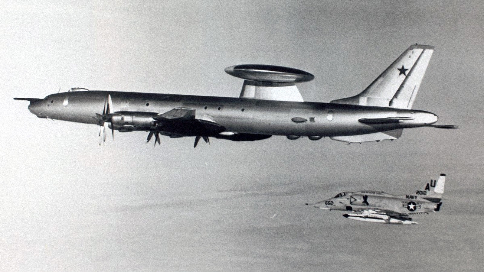 苏联俄罗斯图95熊式轰炸机虽是涡桨的但是航程远仍在使用中