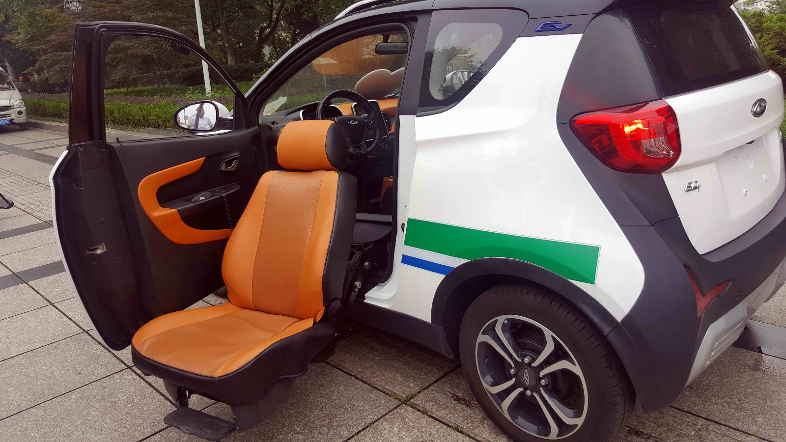 "520全国助残日"关爱残疾人,供残疾人驾驶的轿车精彩亮相