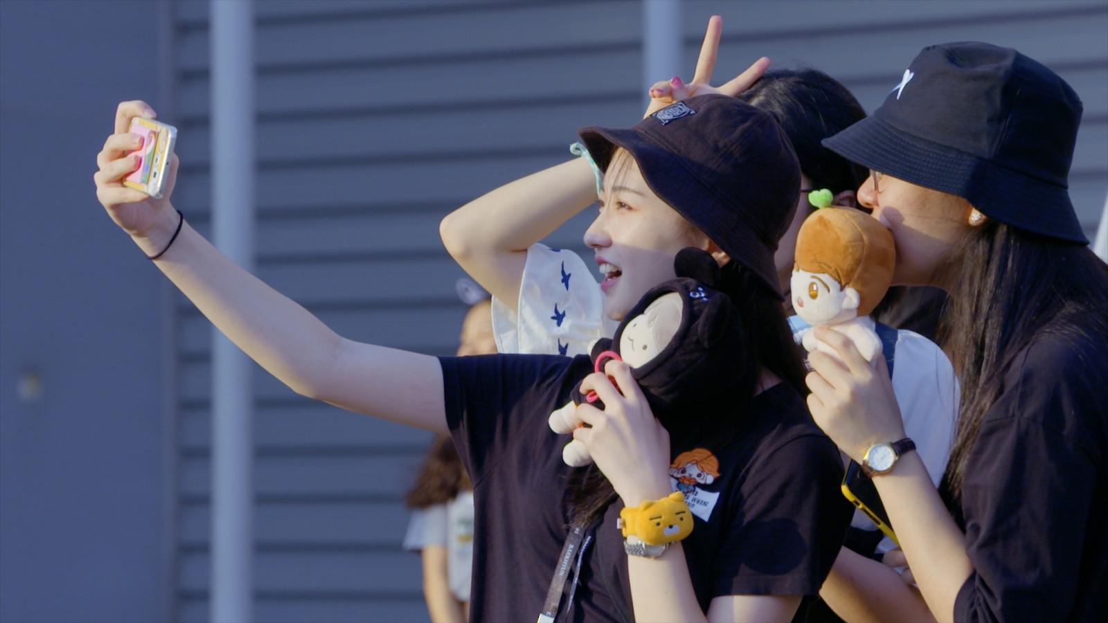 exo香港演唱会秒成蹦迪现场,小姐姐嗨翻天!