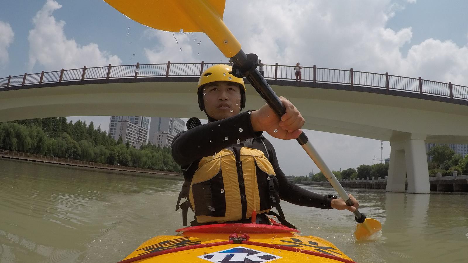 浙江嘉兴中学老师划船上班不堵车