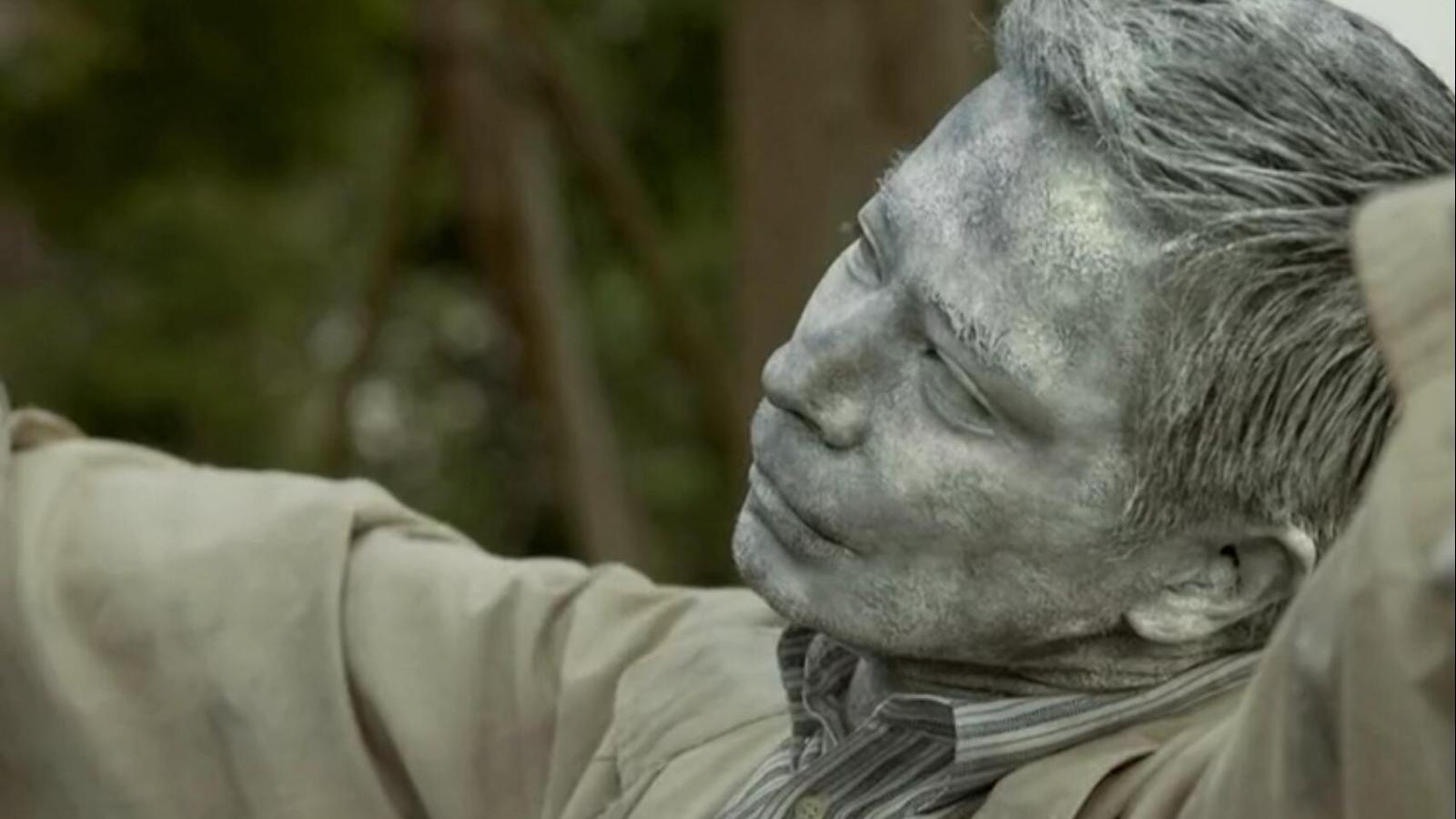 女孩间接害死亲生父亲,因良心未泯成为地缚者,慢慢地就会被石化